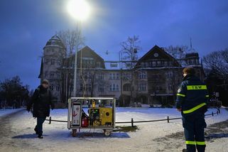 Peklo v Berlíně. Druhý den bez elektřiny lidé mrznou bez světla a vody - Novinky